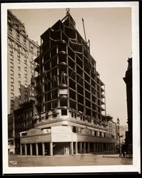 El edificio de la Compañía Eólica en construcción en la 5ª Avenida y la Calle 54, Nueva York, 1926